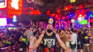 "Долго за мной потом бегали". Казахстанец поразил женщин в Таиланде