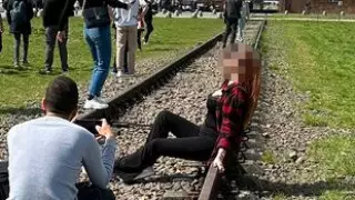 Фотография туристки на фоне концлагеря возмутила соцсети