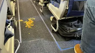 "Кто рассыпал?!" Стюардесса запретила самолету взлетать из-за намусоривших пассажиров