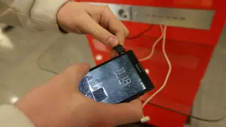 ФБР предостерегло туристов от использования бесплатных точек зарядки смартфонов в аэропортах