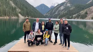 "Не хуже Европы". Британским журналистам показали горы Алматы