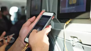Почему не стоит заряжать телефон в аэропорту, объяснил эксперт