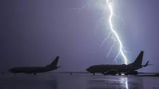 Самолет из Туркестана в Стамбул не вылетел из-за попадания молнии