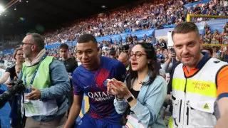 Мбаппе разбил нос болельщице перед матчем "Пари Сен-Жермен"