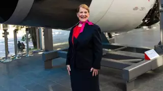 Мне бы в небо: "сумасшедшая бабуля" стала стюардессой в 59 лет