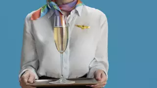 Стюардесса раскрыла, какой напиток является "ночным кошмаром" для всех ее коллег