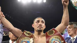 Чемпион мира по боксу выиграл титул и завершил карьеру в 25 лет