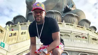 Напавшего на Флойда Мейвезера боксера наказали