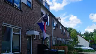 Необычная традиция: зачем в Нидерландах к флагам крепят школьные портфели