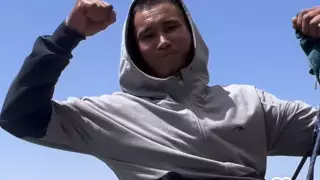 Мойщик окон из Алматы стал героем соцсетей