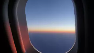 Бортпроводник назвал самое опасное место для сна в самолете