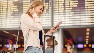 Стало известно, из-за какой одежды женщин могут долго проверять в аэропорту