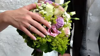 Казахстанка пришла на КТА с женихом и в свадебном платье