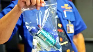 Тушь и блеск для губ запретили провозить в самолетах? Разъяснение министерства