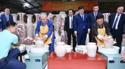 Токаев изготовил вазу в керамической деревне во Вьетнаме