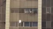 "Ходили по карнизу балкона": Подростков сняли на видео на 13 этаже в Астане