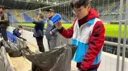 Болельщики восхитили казахстанцев, убрав за собой мусор на "Астана Арене"