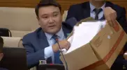 Мажилисмен принес на заседание коробку с обращениями казахстанцев