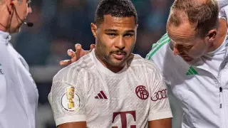 Футболист "Баварии" сломал руку в столкновении с вратарем: видео