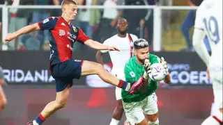 Форвард "Милана" занял место удаленного вратаря и спас команду от гола