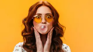 Почему не стоит жевать жвачку во время полета, рассказал диетолог