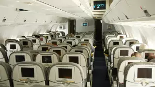 Неожиданный поступок пассажира самолета сорвал рейс: видео