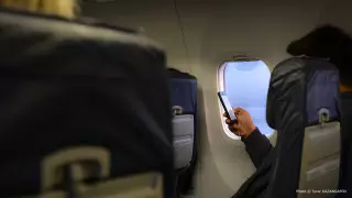 Пассажир самолета лишился престижной работы и угодил в полицию из-за шутки