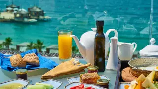 Названы страны, после отдыха в которых брюки не застегиваются