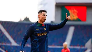 Роналду подарили бриллиантовые часы "по цене самолета": видео