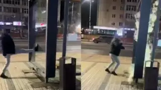 Мужчина разбил стекло остановки в Астане ради забавы