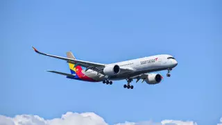 У самолета с пассажирами на борту отказал двигатель во время полета