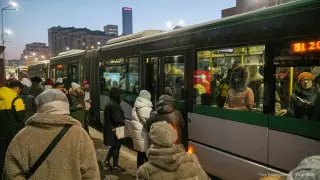 "В 6 утра уже полный". В Астане показали, как пассажиры "не вмещаются в автобус"