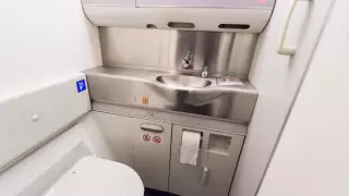 Как работает туалет в самолете, объяснил пилот