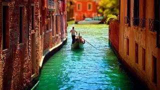 Экоактивисты снова сделали это в Венеции. Мэр города взбешен