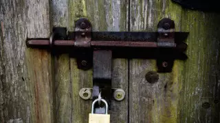 Турист нашел потайную дверь в шкафу гостиничного номера. Увиденное привело его в ужас