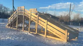 "Не нужны миллионы и тендеры": сельчане за четыре дня собрали деньги и построили горку