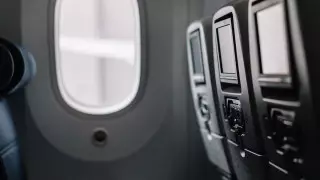 На мокром месте: стюардессы отказались пересадить пассажирку, на которую капала вода