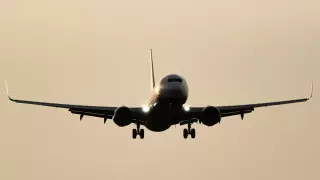 Вне взлетно-посадочной полосы сел самолет в Якутии