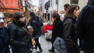 Больше 25 не собираться: европейский город ввел новые запреты