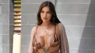 Увеличить размер сидений в самолете потребовала модель из Панамы