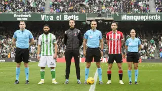 Девушку-арбитра унесли с поля после жесткого столкновения