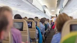 Роды или драка? Инцидент на рейсе Астана - Дубай попал на видео