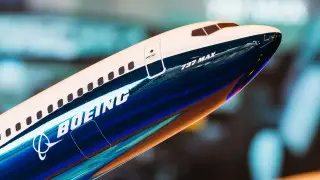 Приостановлено производство Boeing 737 MAX после случая с оторванной дверью самолета