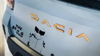 Бэнкси разрисовал новый Dacia Spring прямо в автосалоне в Англии