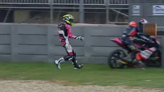 Гонщик "украл" мотоцикл соперника во время соревнования: видео