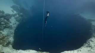 Ученые обнаружили самую глубокую на планете голубую дыру