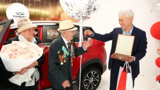 99-летнему жителю Алматы подарили автомобиль Chery TIGGO 2