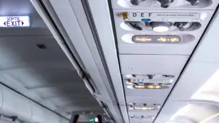 "Курили и скандалили": иностранок наказали за нарушения на борту