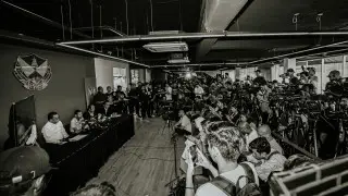 Ужасающие кадры: облитый кислотой футболист впервые появился на публике