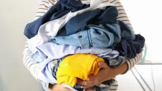 Как погладить вещи без утюга: лайфхак от стюардессы